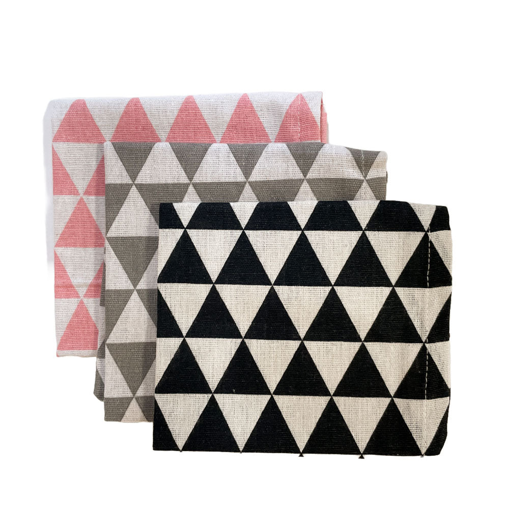 Washable lunch mats, napkins, lunch cloths, and placemats for kids' lunches, suitable for daycare, kindergarten, and elementary school. Stylish, no-iron design for boys and girls.